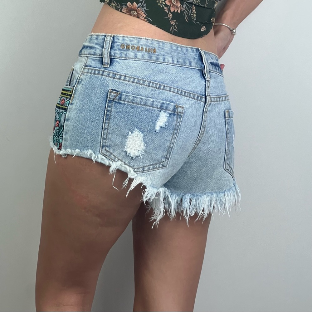 Billabong Denim Shorts Embroidered Floral Frayed Low Beach Festival Size 26 8 - Picture 4 of 15